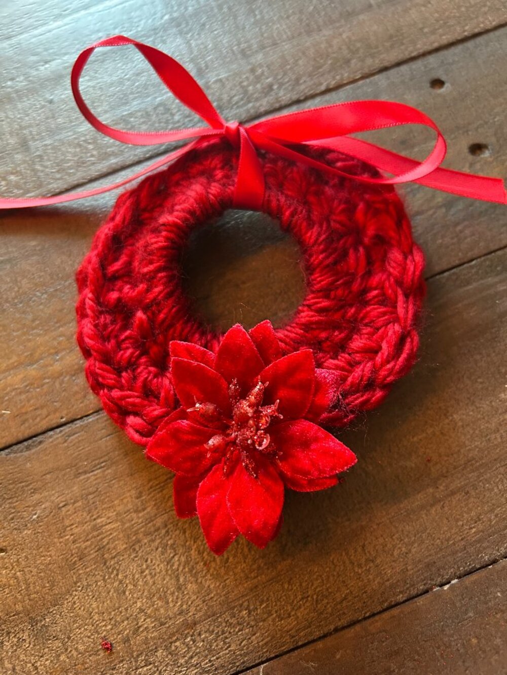 Adorable Christmas Wreathe with Red Yarn., bow and red Ribbon.